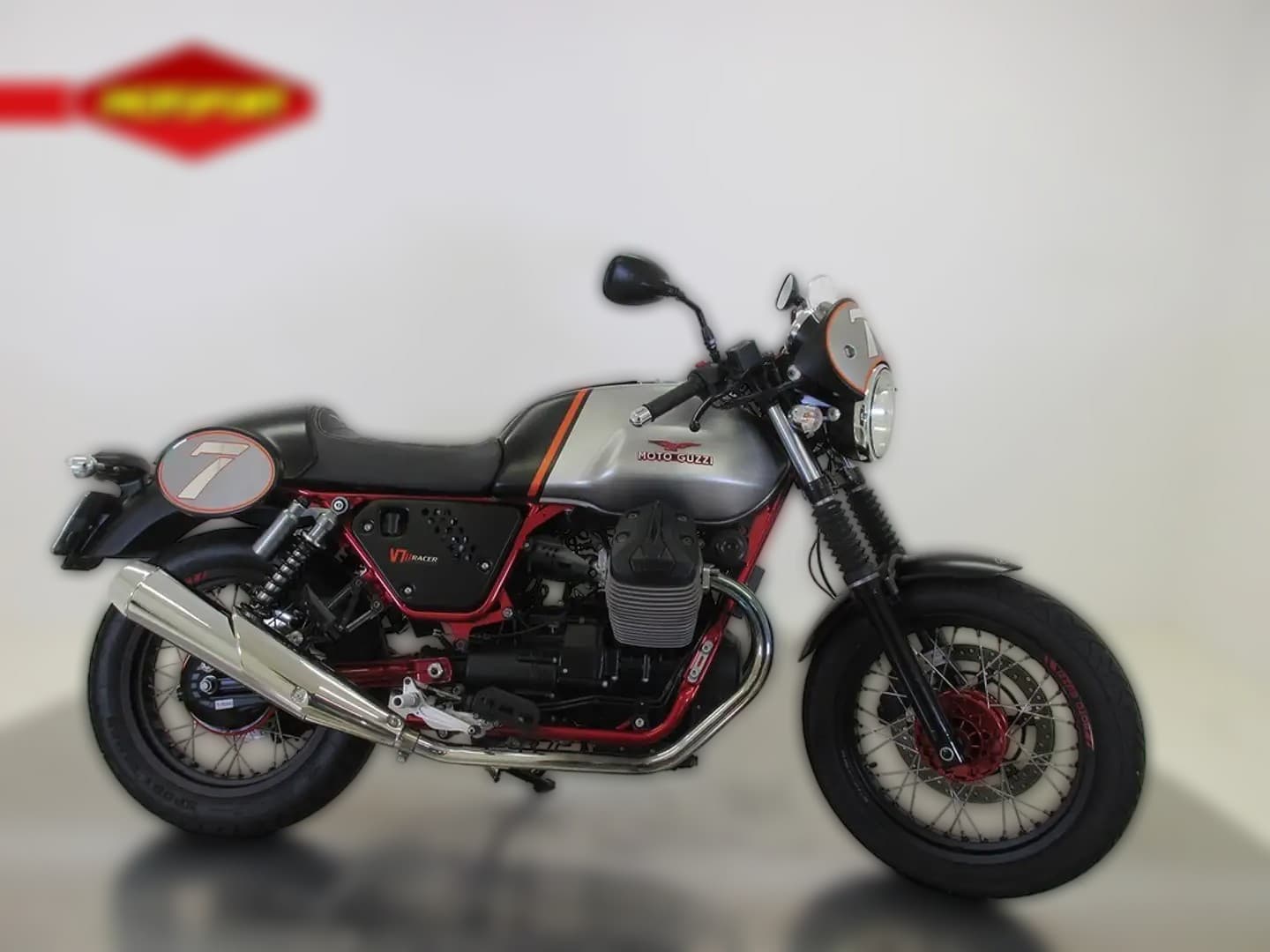 2018 Moto Guzzi Moto Guzzi V7 - 27 939 km - Fotka 1